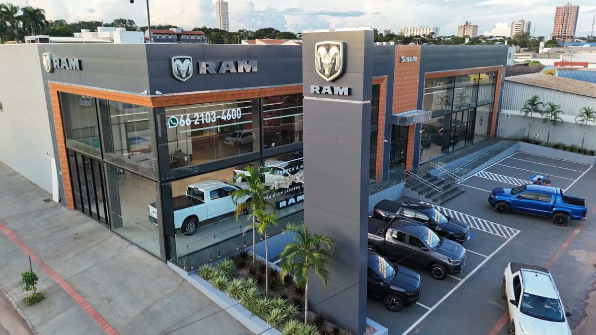 Fachada da concessionária RAM em Rondonópolis, obra comercial executada pela Masocon