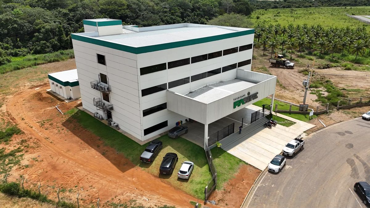 Unidade educacional executada pela Masocon Construções em Primavera do Leste, cercada por vegetação