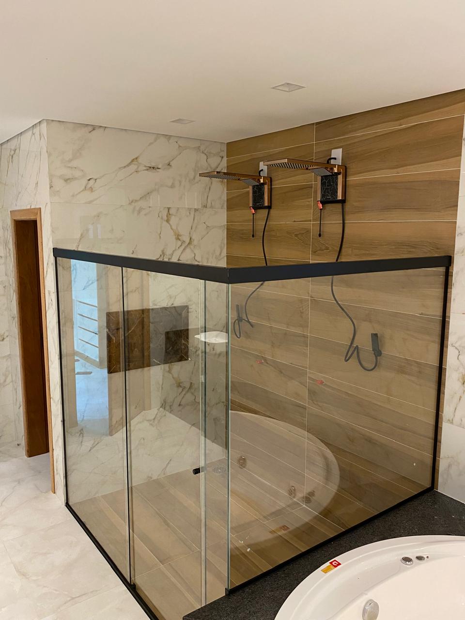Box de banheiro em vidro temperado instalado pela Masocon, ambiente com acabamento em porcelanato