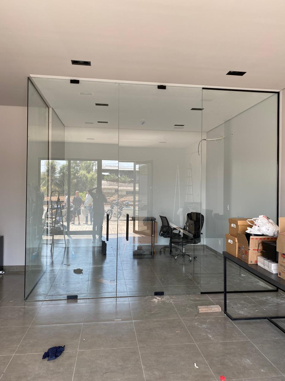 Fachada e porta de acesso em vidro temperado instalada pela Masocon em obra comercial